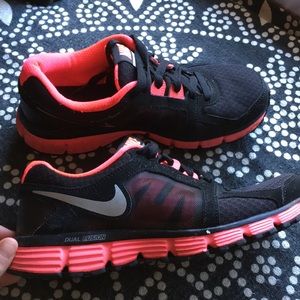 Nike running shoes ~~ hot pink ~~~ Black ~~ 7.5